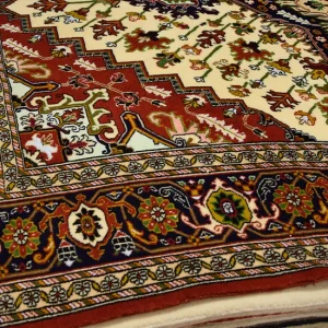 فرش ۶ متری دستباف نقشه هریس پشم کد ۱۲۱ نمای نزدیک ترنج هندسی و حاشیه