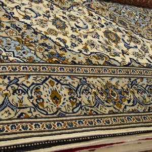 جفت ۶ متری دستباف اردکان دست دوم گوشتدار کد ۱۱۵ نمای نزدیک زمینهٔ گل‌دار و حاشیه