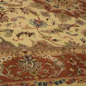 جفت ۶ متری دستباف کاشمر نقشه تبریز گل ابریشم کد ۱۲۰ نمای نزدیک زمینهٔ گل‌دار و حاشیه