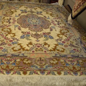 جفت ۳ متری دستباف تبریز مرینوس و ابریشم اعلا کم‌کارکرد کد ۱۰۷ نمای کلی فرش با ترنج و حاشیه
