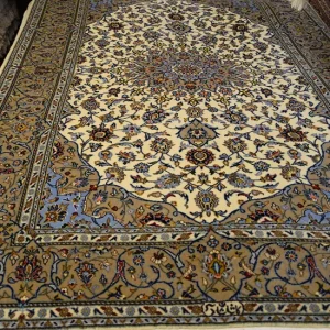 فرش ۳ متری دستباف کاشان کرک ممتاز کارگاه شادسر کد ۱۰۶ نمای کلی فرش با ترنج و حاشیه