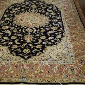 فرش ۳ متری دستباف کاشان کرک با زمینه مشکی و حاشیه پیازی نمای کلی فرش با ترنج