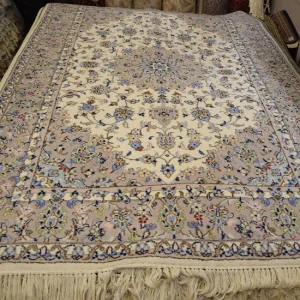 فرش ۳ متری دستباف کاشان پشم رنگ کرم خاکی کد ۱۰۴ نمای کلی فرش با ترنج و حاشیه
