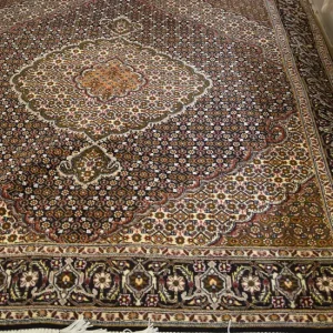 فرش ۳ متری دستباف خوی نقشه ماهی کرک ۴۰ رج ممتاز نمای کلی فرش با ترنج و حاشیه