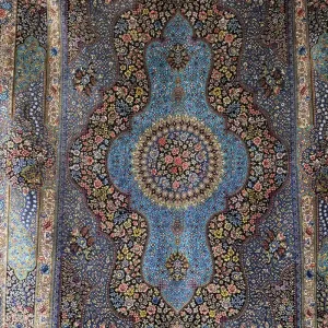 فرش یک و نیم متری دستباف قم تمام ابریشم اعلا تار و پود ابریشم مارک‌دار کد ۱۲۴